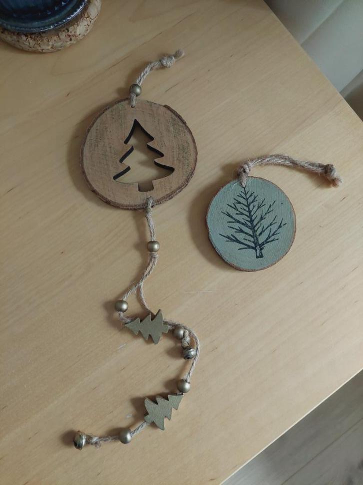 2 natuurlijke houten kersthangers, Diversen, Kerst, Zo goed als nieuw, Ophalen of Verzenden