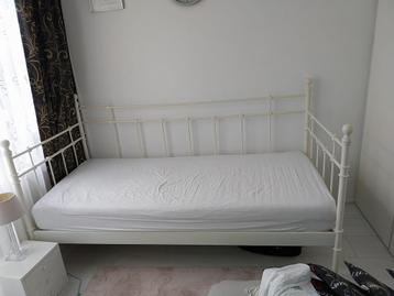 Ikea bedframe incl matras en lattenbodem - afbeelding 1