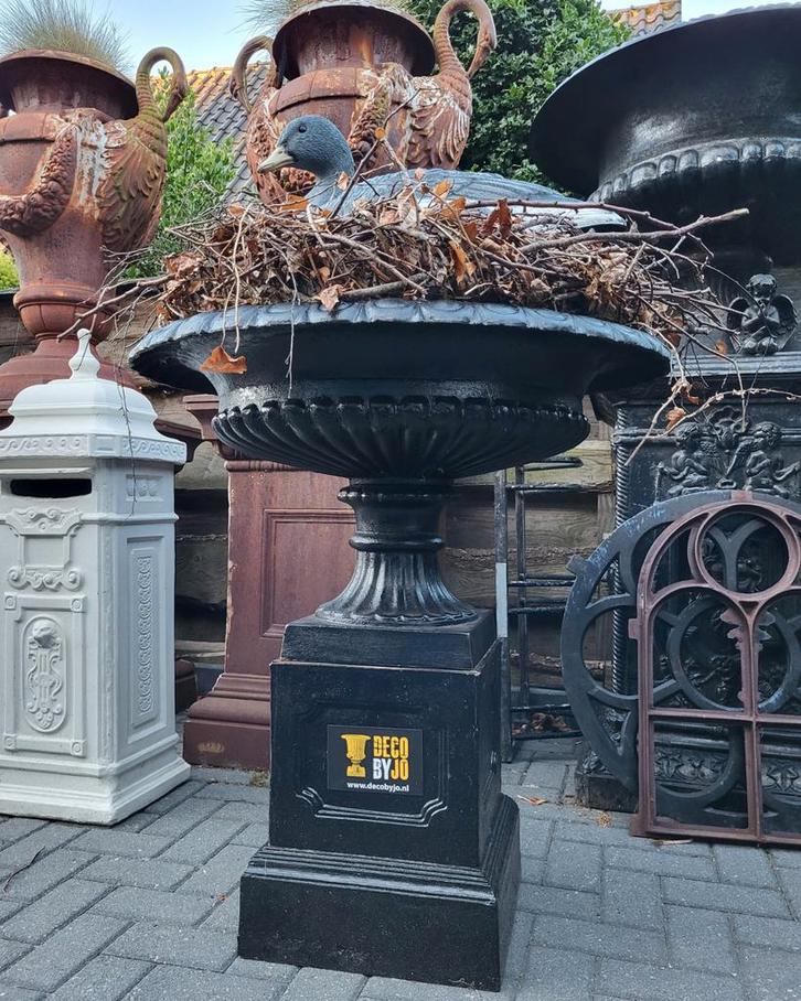 Gietijzeren tuinvazen tuinvaas bloempot bloembak op sokkel, Tuin en Terras, Tuinvazen, Nieuw, Ophalen