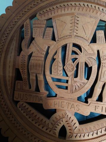 Houten Wanddecoratie met Inscriptie beschikbaar voor biedingen