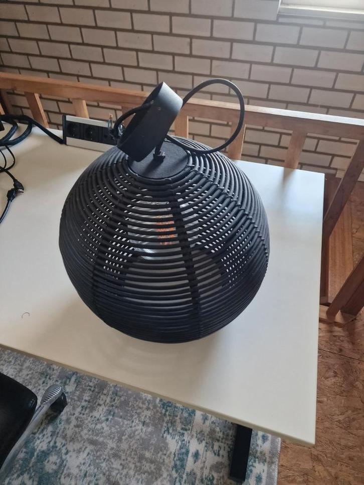 Zwarte hanglamp - Rotan look, Huis en Inrichting, Lampen | Hanglampen, Zo goed als nieuw, 50 tot 75 cm, Kunststof, Ophalen of Verzenden