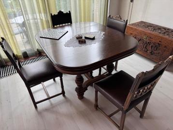 Klassieke Tafel met 4 stoelen beschikbaar voor biedingen