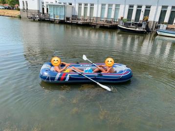 Rubberen opblaasboot met peddels beschikbaar voor biedingen
