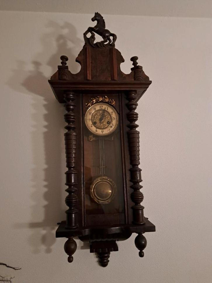 Antieke Wandklok met Paardenbeeld, Antiek en Kunst, Antiek | Klokken, Ophalen of Verzenden