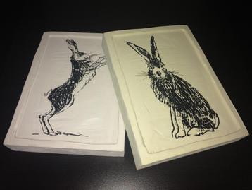 2x Adelene Fletcher plaquettes van aardewerk ~B12,5xH16,5cm beschikbaar voor biedingen