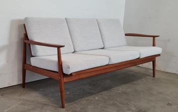 Deens design teak bankje beschikbaar voor biedingen