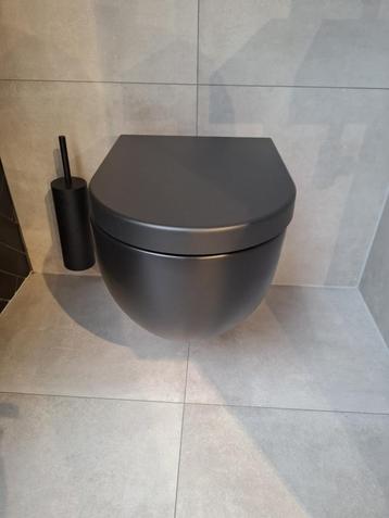 Mat zwarte toilet beschikbaar voor biedingen