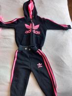 Te koop Adidas pak roze maat 98, Kinderen en Baby's, Ophalen of Verzenden, Zo goed als nieuw, Meisje, Sport- of Zwemkleding