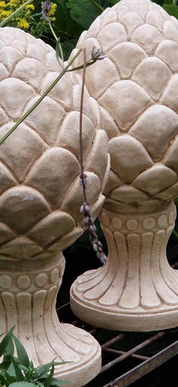 2 mooie betonnen dennenappel tuinbeelden op voet (brocante) beschikbaar voor biedingen