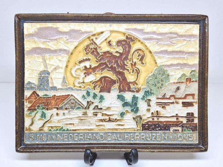 Cloisonné herdenkingstegel 5 mei De Porceleyne Fles Delft., Antiek en Kunst, Antiek | Wandborden en Tegels, Ophalen of Verzenden
