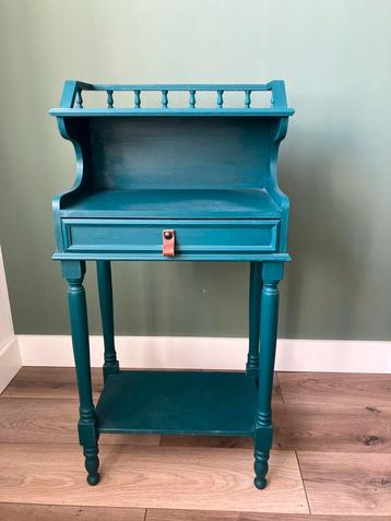 Vintage blauw kastje beschikbaar voor biedingen