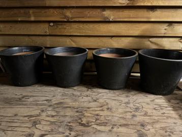 Vier keramieke planten/bloemen potten  beschikbaar voor biedingen