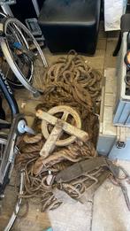 Heel veel touw en zware antieke katrollen decoratie, Doe-het-zelf en Verbouw, Lieren en Takels, Ophalen, Zo goed als nieuw