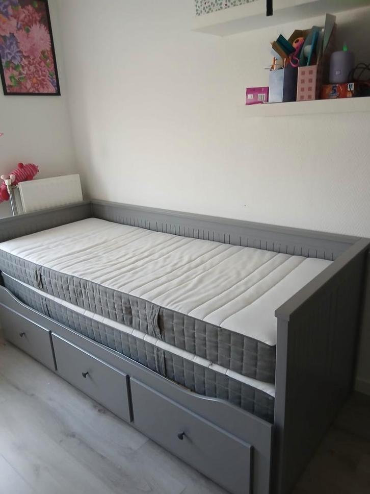 Ikea Hemnes Bedframe - grijs inclusief 2x matras, Huis en Inrichting, Slaapkamer | Bedden, Gebruikt, Tweepersoons, 90 cm, 200 cm
