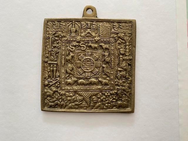 Antiek Tibetaans dubbelzijdig amulet van messing, Antiek en Kunst, Ophalen of Verzenden