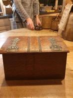 Antieke houten kist met metalen details, Antiek en Kunst, Ophalen of Verzenden