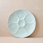 Puntgaaf Frans oesterbord van wit barbotine porselein, Ophalen of Verzenden