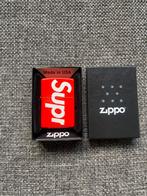 Supreme Zippo Logo Lighter Red, Verzamelen, Rookartikelen, Aanstekers en Luciferdoosjes, Verzenden, Nieuw, Aansteker
