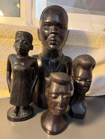 Afrikaanse houten beeldjes beschikbaar voor biedingen