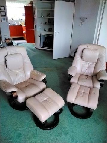 Twee Prominent fauteuils met hockers  beschikbaar voor biedingen
