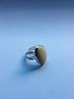 Zilveren dames ring met wit/beige steen, Ophalen of Verzenden, Zo goed als nieuw, 17 tot 18, Met edelsteen