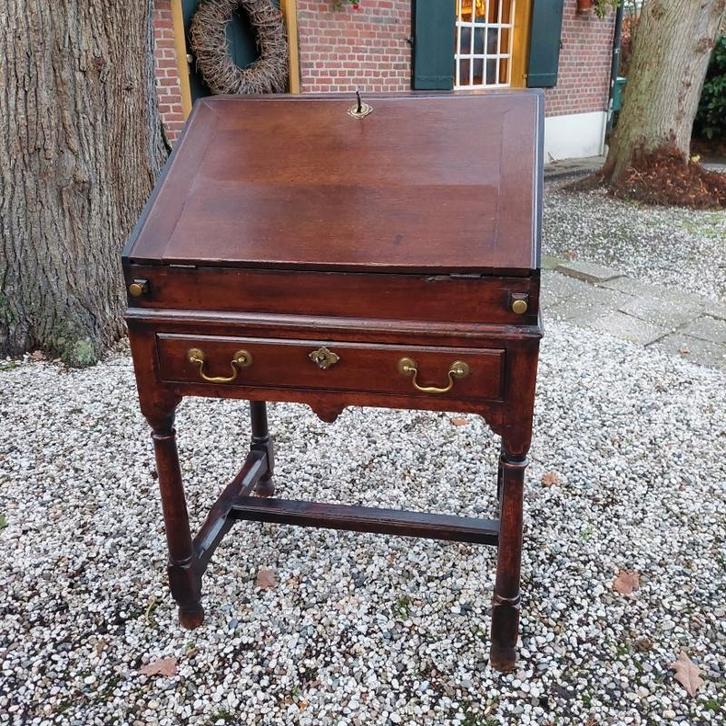 Engels 18e eeuws eiken secretaire bureau on stand., Antiek en Kunst, Antiek | Overige Antiek, Ophalen of Verzenden