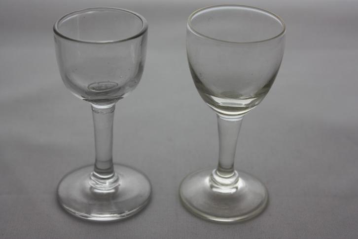 2 verschillende oude Franse glaasjes, Antiek en Kunst, Antiek | Glas en Kristal, Ophalen of Verzenden
