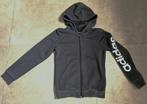 Adidas sportsweater / vest zwart met witte tekst, maat 140, Adidas, Jongen of Meisje, Trui of Vest, Ophalen of Verzenden