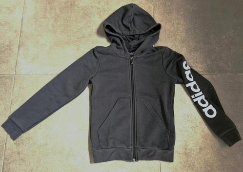 Adidas sportsweater / vest zwart met witte tekst, maat 140, Kinderen en Baby's, Kinderkleding | Maat 140, Zo goed als nieuw, Jongen of Meisje