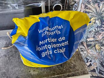 Voegmortel licht grijs weber. 15 kg voor 10 euro op te halen beschikbaar voor biedingen