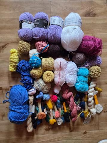 Tas vol met bolletjes wol beschikbaar voor biedingen