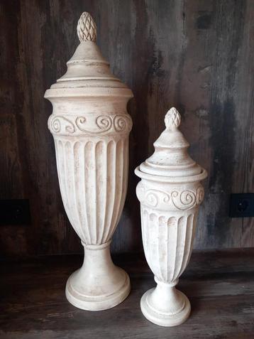 Twee barokvazen met deksel. beschikbaar voor biedingen