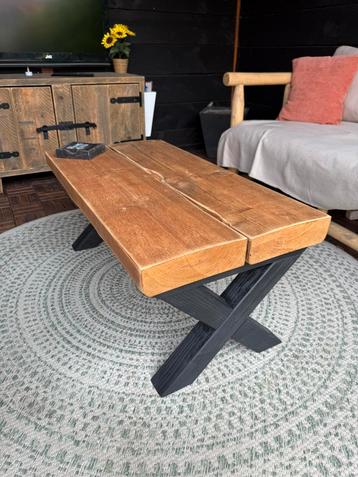 Nieuwe salontafel van gerecycled hout met  houten X-poten. beschikbaar voor biedingen