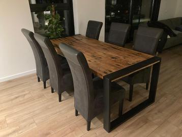 Eetkamerstoelen, zes stuks te koop beschikbaar voor biedingen