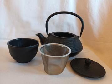 Gietijzeren theepotje theepot met zeef en theekopje  beschikbaar voor biedingen