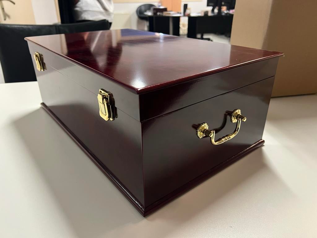 Mooie rood bruine kist met gouden details - Partij of p/stuk, 50 tot 100 cm, Nieuw, Ophalen of Verzenden, Minder dan 50 cm