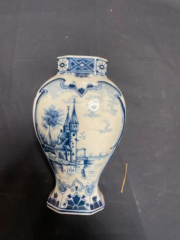 Delfts Blauw Vaasje met Kerk beschikbaar voor biedingen