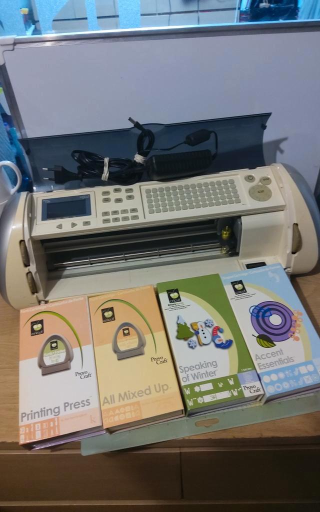 Cricut Personal Electronic Cutter + Cartridges, Hobby en Vrije tijd, Knutselen, Gebruikt, Gereedschap of Toebehoren, Ophalen of Verzenden