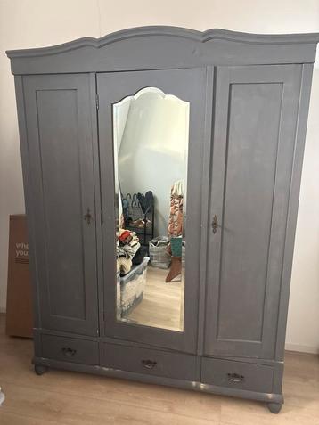 Retro Kledingkast Grijs Geverfd beschikbaar voor biedingen