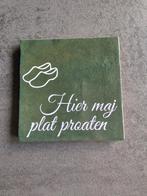 Tegeltje 'Hier maj plat proaten', Huis en Inrichting, Woonaccessoires | Tekstborden en Spreuken, Ophalen of Verzenden