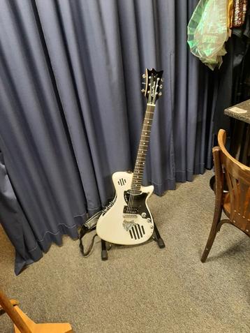 Electro Phonic Gitaar beschikbaar voor biedingen