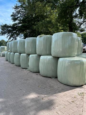 Partij grote hooibalen beschikbaar voor biedingen