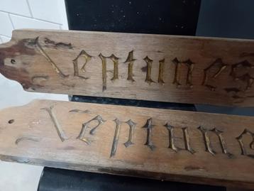 Hardhouten naamborden "Neptunes" beschikbaar voor biedingen