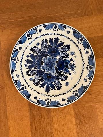 Delfts Blauw bord uit 1916 met bloemen beschikbaar voor biedingen