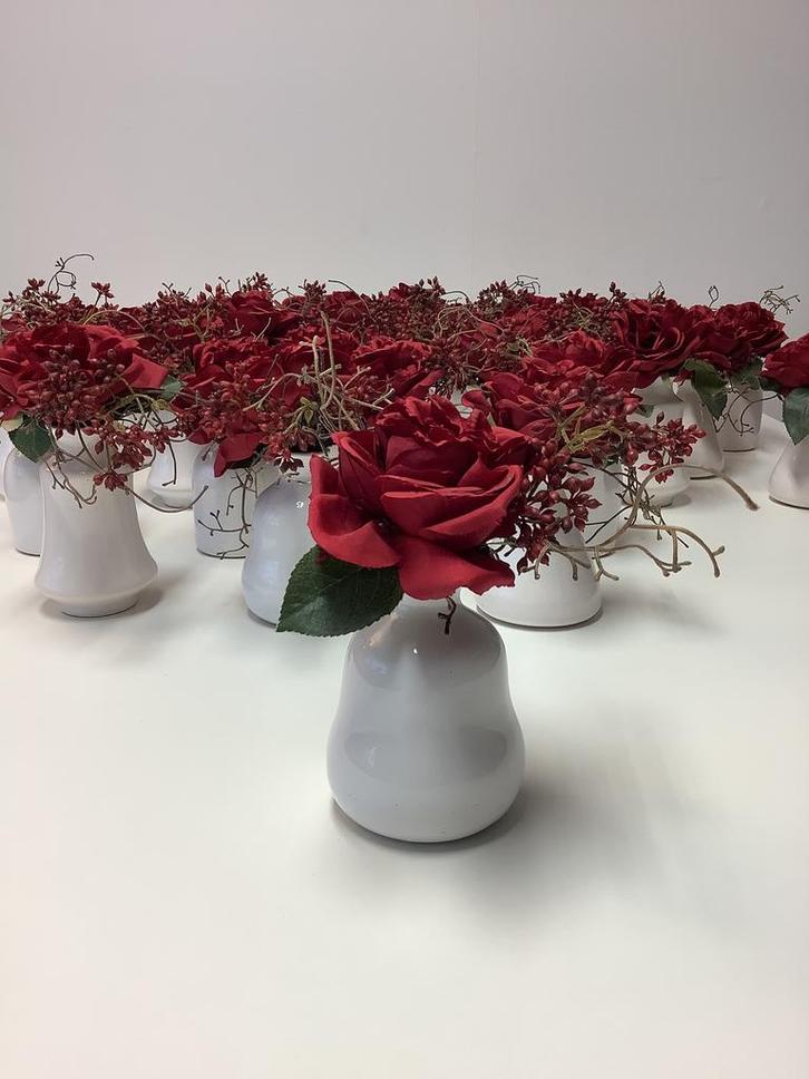 Set van 30 tafelstukjes / vaasjes met rode bloemen - 1 koop, Huis en Inrichting, Woonaccessoires | Kunstplanten en Kunstbloemen