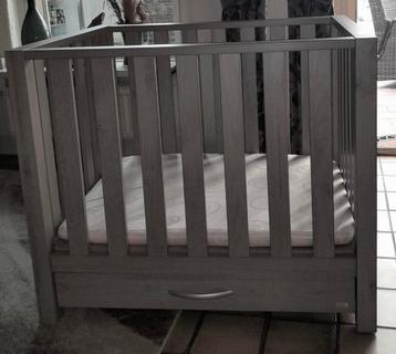 TWF Box met lade, matras en boxkleed beschikbaar voor biedingen