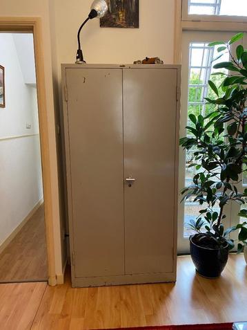 Oude metalen  2 deurskast jaren 50 beschikbaar voor biedingen
