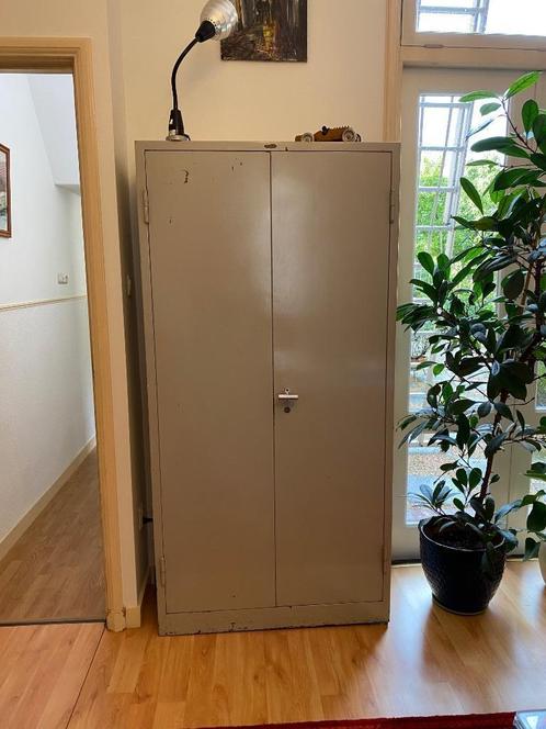 Oude metalen  2 deurskast jaren 50, Antiek en Kunst, Curiosa en Brocante, Ophalen