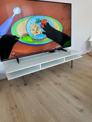 Witte TV meubel met metalen poten beschikbaar voor biedingen