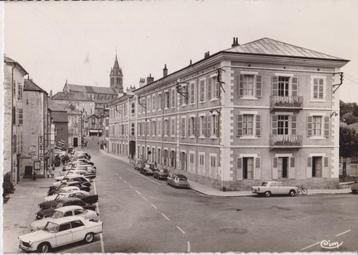 Frankrijk, Bourbonne met auto's, Peugeot 404, Citroen DS beschikbaar voor biedingen